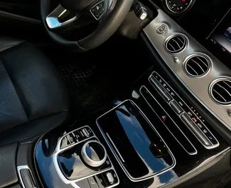 Benzine motor van 2,0L van Mercedes-Benz E-Class 2017 te huur in Minsk.