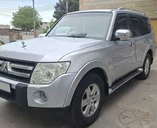 Vooraanzicht van een huurauto Mitsubishi Pajero in Bakoe, Azerbeidzjan ✓ Auto #11943. ✓ Transmissie Automatisch TM ✓ 0 beoordelingen.