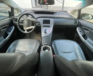 Hybride motor van 1,8L van Toyota Prius 2017 te huur in Koetaisi.