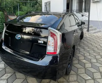 Autohuur Toyota Prius 2017 in in Georgië, met Hybride brandstof en 132 pk ➤ Vanaf 93 GEL per dag.