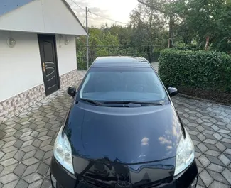 Vooraanzicht van een huurauto Toyota Prius in Koetaisi, Georgië ✓ Auto #15135. ✓ Transmissie Automatisch TM ✓ 0 beoordelingen.