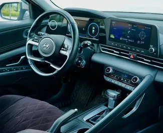 Interieur van Hyundai Elantra te huur in Kazachstan. Een geweldige auto met 5 zitplaatsen en een Automatisch transmissie.