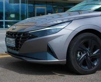 Benzine motor van 1,6L van Hyundai Elantra 2022 te huur in Almaty.