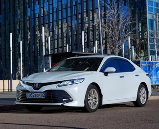 Vooraanzicht van een huurauto Toyota Camry in Almaty, Kazachstan ✓ Auto #15088. ✓ Transmissie Automatisch TM ✓ 0 beoordelingen.