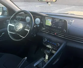 Interieur van Hyundai Elantra te huur in Kazachstan. Een geweldige auto met 5 zitplaatsen en een Automatisch transmissie.