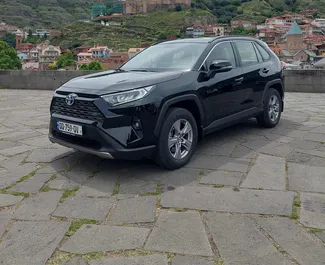 Vooraanzicht van een huurauto Toyota Rav4 in Tbilisi, Georgië ✓ Auto #15099. ✓ Transmissie Automatisch TM ✓ 0 beoordelingen.