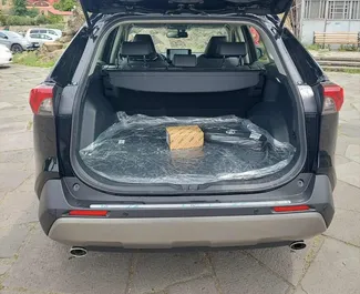 Toyota Rav4 2024 beschikbaar voor verhuur in Tbilisi, met een kilometerlimiet van onbeperkt.