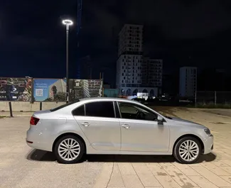 Diesel motor van 1,6L van Volkswagen Jetta 2015 te huur in Tirana.