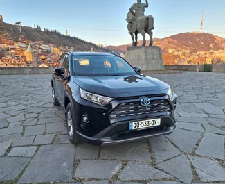 Vooraanzicht van een huurauto Toyota Rav4 in Tbilisi, Georgië ✓ Auto #15097. ✓ Transmissie Automatisch TM ✓ 0 beoordelingen.