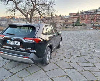Toyota Rav4 2024 beschikbaar voor verhuur in Tbilisi, met een kilometerlimiet van onbeperkt.