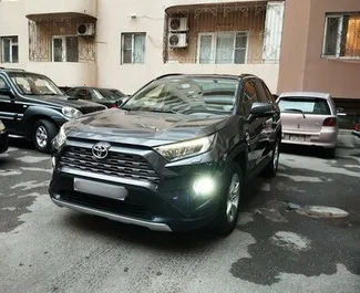 Vooraanzicht van een huurauto Toyota Rav4 in Bakoe, Azerbeidzjan ✓ Auto #15074. ✓ Transmissie Automatisch TM ✓ 0 beoordelingen.