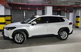 Vooraanzicht van een huurauto Toyota Corolla Cross in Bakoe, Azerbeidzjan ✓ Auto #15069. ✓ Transmissie Automatisch TM ✓ 0 beoordelingen.