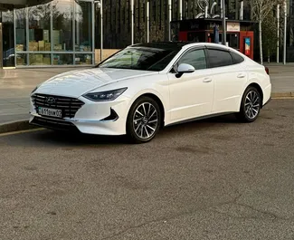 Vooraanzicht van een huurauto Hyundai Sonata in Almaty, Kazachstan ✓ Auto #15089. ✓ Transmissie Automatisch TM ✓ 0 beoordelingen.