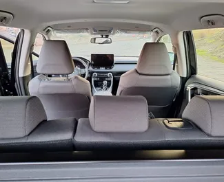 Hybride motor van 2,5L van Toyota Rav4 2024 te huur in Tbilisi.