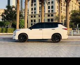 Benzine motor van 2,4L van Mitsubishi Outlander 2026 te huur in Dubai.