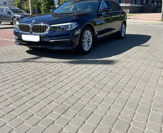 Vooraanzicht van een huurauto BMW 520d in Minsk, Wit-Rusland ✓ Auto #15033. ✓ Transmissie Automatisch TM ✓ 0 beoordelingen.