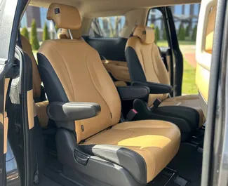 Diesel motor van 2,2L van Kia Carnival 2020 te huur in Minsk.