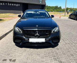 Vooraanzicht van een huurauto Mercedes-Benz E-Class in Minsk, Wit-Rusland ✓ Auto #15037. ✓ Transmissie Automatisch TM ✓ 0 beoordelingen.