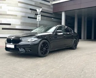 Vooraanzicht van een huurauto BMW G30 in Minsk, Wit-Rusland ✓ Auto #15035. ✓ Transmissie Automatisch TM ✓ 0 beoordelingen.