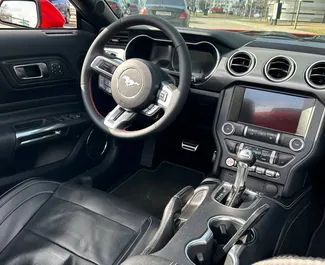 Benzine motor van 2,3L van Ford Mustang Cabrio 2018 te huur in Minsk.