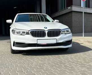 Vooraanzicht van een huurauto BMW G30 in Minsk, Wit-Rusland ✓ Auto #15034. ✓ Transmissie Automatisch TM ✓ 0 beoordelingen.