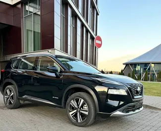 Vooraanzicht van een huurauto Nissan X-Trail in Minsk, Wit-Rusland ✓ Auto #15040. ✓ Transmissie Automatisch TM ✓ 0 beoordelingen.