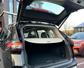 Hybride motor van 1,6L van Nissan X-Trail 2023 te huur in Minsk.