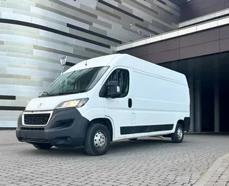 Vooraanzicht van een huurauto Peugeot Boxer in Minsk, Wit-Rusland ✓ Auto #15048. ✓ Transmissie Automatisch TM ✓ 0 beoordelingen.