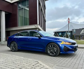 Vooraanzicht van een huurauto Kia K5 in Minsk, Wit-Rusland ✓ Auto #15023. ✓ Transmissie Automatisch TM ✓ 0 beoordelingen.