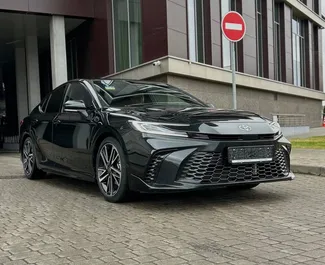 Vooraanzicht van een huurauto Toyota Camry in Minsk, Wit-Rusland ✓ Auto #15021. ✓ Transmissie Automatisch TM ✓ 0 beoordelingen.