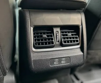 Benzine motor van 2,0L van Toyota Camry 2024 te huur in Minsk.