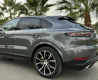Vooraanzicht van een huurauto Porsche Cayenne in Alicante, Spanje ✓ Auto #15055. ✓ Transmissie Automatisch TM ✓ 0 beoordelingen.