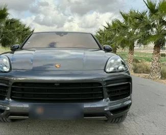 Benzine motor van 3,0L van Porsche Cayenne 2022 te huur in Alicante.
