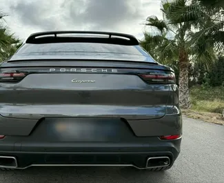 Porsche Cayenne 2022 beschikbaar voor verhuur in Alicante, met een kilometerlimiet van 200 km/dag.