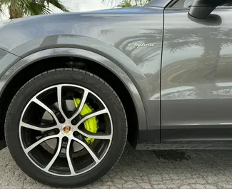 Interieur van Porsche Cayenne te huur in Spanje. Een geweldige auto met 5 zitplaatsen en een Automatisch transmissie.