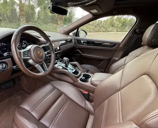 Porsche Cayenne 2022 met Vooraandrijving systeem, beschikbaar in Alicante.