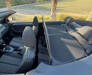 Volkswagen T-Roc Cabrio 2022 met Vooraandrijving systeem, beschikbaar in Alicante.
