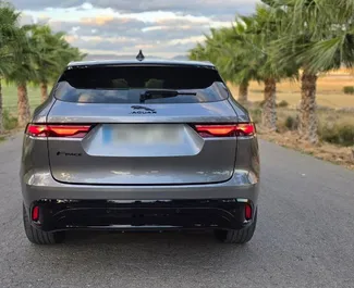Jaguar F-PACE 2022 beschikbaar voor verhuur in Alicante, met een kilometerlimiet van 250 km/dag.