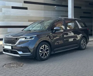 Vooraanzicht van een huurauto Kia Carnival in Minsk, Wit-Rusland ✓ Auto #15047. ✓ Transmissie Automatisch TM ✓ 0 beoordelingen.