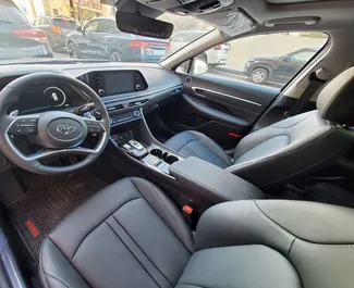 Benzine motor van L van Hyundai Sonata 2022 te huur Baku Luchthaven.