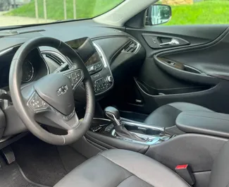 Benzine motor van L van Chevrolet Malibu 2024 te huur Baku Luchthaven.