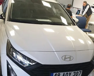 Vooraanzicht van een huurauto Hyundai i20 in Fethiye, Turkije ✓ Auto #11771. ✓ Transmissie Automatisch TM ✓ 0 beoordelingen.