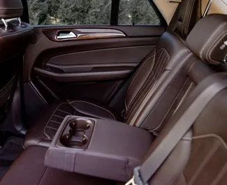Interieur van Mercedes-Benz GLE-Class te huur in Georgië. Een geweldige auto met 5 zitplaatsen en een Automatisch transmissie.