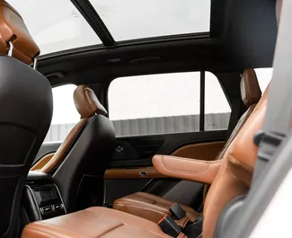 Interieur van Linkoln Navigator te huur in Georgië. Een geweldige auto met 7 zitplaatsen en een Automatisch transmissie.