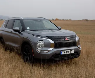 Vooraanzicht van een huurauto Mitsubishi Outlander in Tbilisi, Georgië ✓ Auto #15182. ✓ Transmissie Automatisch TM ✓ 0 beoordelingen.