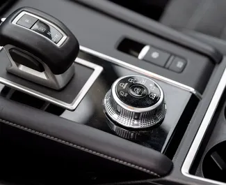 Interieur van Mitsubishi Outlander te huur in Georgië. Een geweldige auto met 5 zitplaatsen en een Automatisch transmissie.