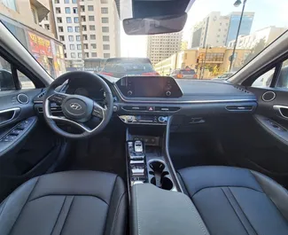 Hyundai Sonata 2022 beschikbaar voor verhuur Baku Luchthaven, met een kilometerlimiet van onbeperkt.