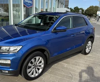 Vooraanzicht van een huurauto Volkswagen T-Roc in Barcelona, Spanje ✓ Auto #15180. ✓ Transmissie Automatisch TM ✓ 0 beoordelingen.