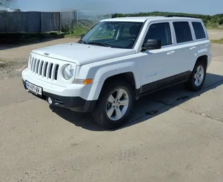Vooraanzicht van een huurauto Jeep Patriot in Tbilisi, Georgië ✓ Auto #15175. ✓ Transmissie Automatisch TM ✓ 0 beoordelingen.