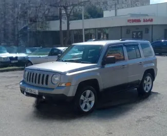 Vooraanzicht van een huurauto Jeep Patriot in Tbilisi, Georgië ✓ Auto #15174. ✓ Transmissie Automatisch TM ✓ 0 beoordelingen.
